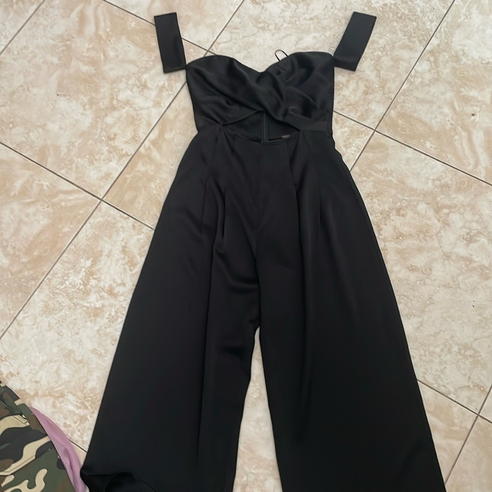 Black romper, open stomach folded on shoulders flowy on the legs